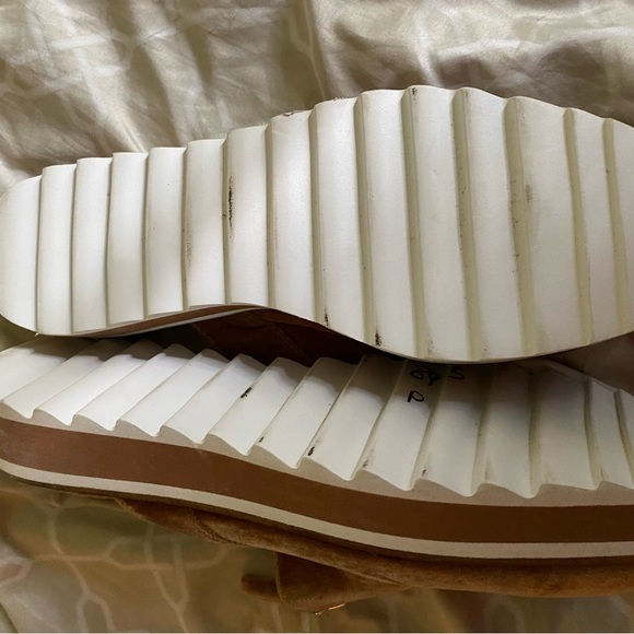 NWT Zara zip front tan suede wedge flats. Size 9 - Picture 3 of 4